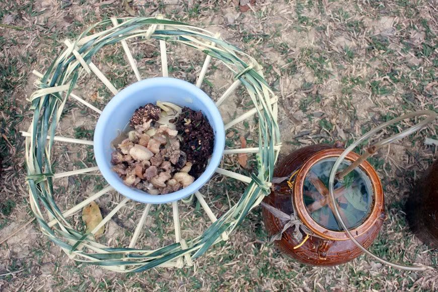 Rượu ghè và thức ăn được người dân trang trí bắt mắt. (Ảnh: Khoa Chương/TTXVN)