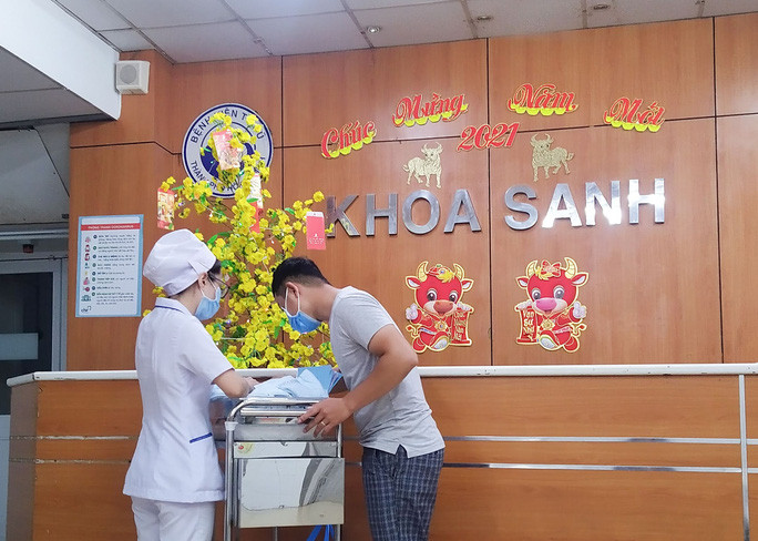 Bên ngoài khoa sanh, một người cha xúc động nhìn mặt con trai lần đầu tiên, trước khoảnh khác giao thừa vài phút...