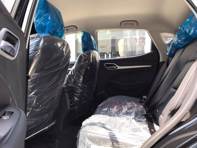 Hàng ghế sau vẫn có sự hiện diện của cửa gió điều hòa và 2 cổng sạc USB Hàng ghế sau vẫn có sự hiện diện của cửa gió điều hòa và 2 cổng sạc USB