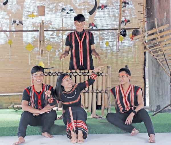 Các nghệ nhân làng Chuét 2 (phường Thắng Lợi, TP. Pleiku) chuẩn bị biểu diễn ở Khu du lịch “Một thoáng Việt Nam” (huyện Củ Chi, TP. Hồ Chí Minh). Ảnh: Văn Công Hùng