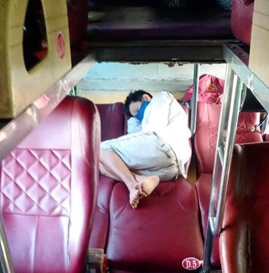 Ông Tuấn buồn bã nằm trên xe sau khi biết mình mất tiền đóng học phí cho con Ông Tuấn buồn bã nằm trên xe sau khi biết mình mất tiền đóng học phí cho con
