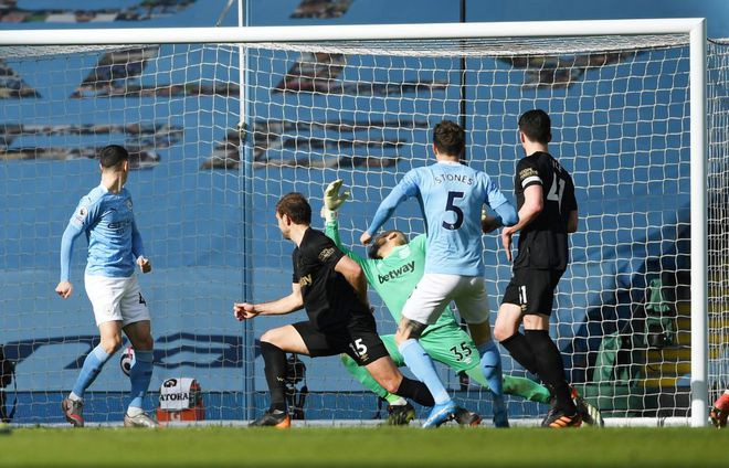 Hậu vệ John Stone (số 5) ấn định chiến thắng 2-1 cho Man City - Ảnh: Reuters