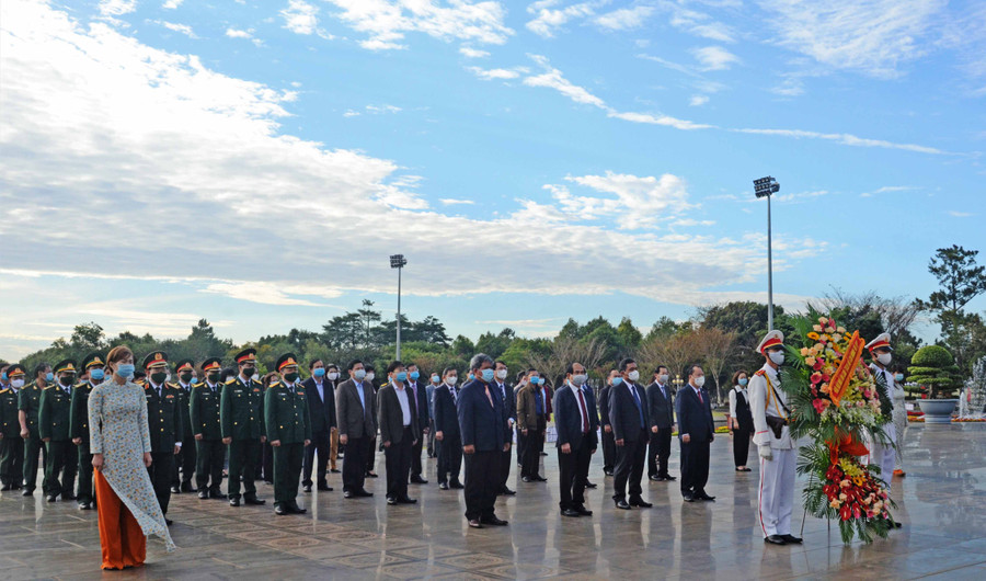 9-2 Quang cảnh lễ dâng hoa trước tượng đài Bác Hồ tại Quảng trường Đại Đoàn Kết-ảnh Phương Linh