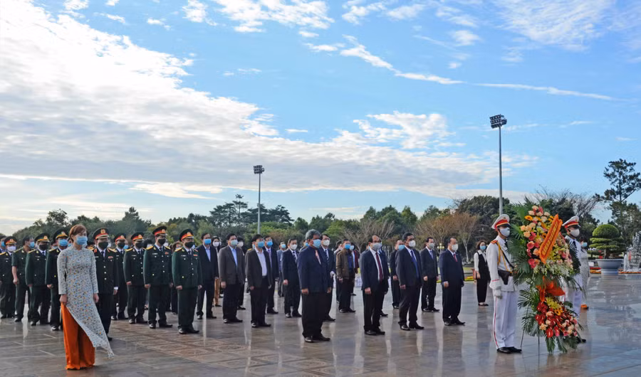 9-2 Quang cảnh lễ dâng hoa trước tượng đài Bác Hồ tại Quảng trường Đại Đoàn Kết-ảnh Phương Linh