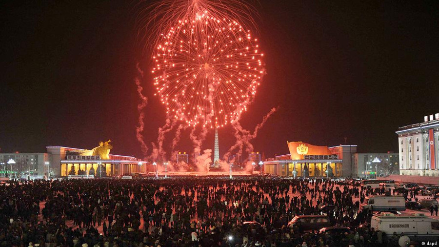 Bắn pháo hoa mừng năm mới ở thủ đô Bình Nhưỡng, Triều Tiên (ảnh: NY Times)