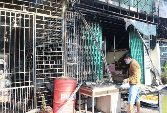 Phá cửa cứu 6 người mắc kẹt trong vụ cháy nhà ngày mùng 4 tết ảnh 4 Nhiều tài sản trong căn nhà bị thiêu rụi.
