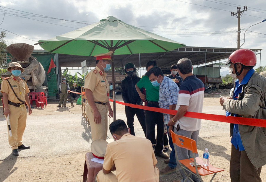 Lực lượng chức năng thực hiện nghiêm quy định về phòng-chống dịch tại các chốt kiểm dịch. Ảnh: Vũ Chi  Lực lượng chức năng thực hiện nghiêm quy định về phòng-chống dịch tại các chốt kiểm dịch. Ảnh: Vũ Chi