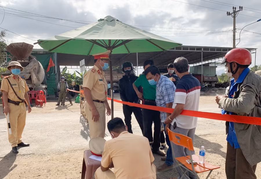 Lực lượng chức năng thực hiện nghiêm quy định về phòng-chống dịch tại các chốt kiểm dịch. Ảnh: Vũ Chi