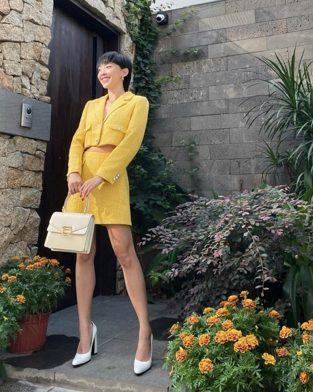  Tóc Tiên ''đọ sắc'' với hoa vàng khi kết hợp cả set váy áo phủ tông vàng rực rỡ.