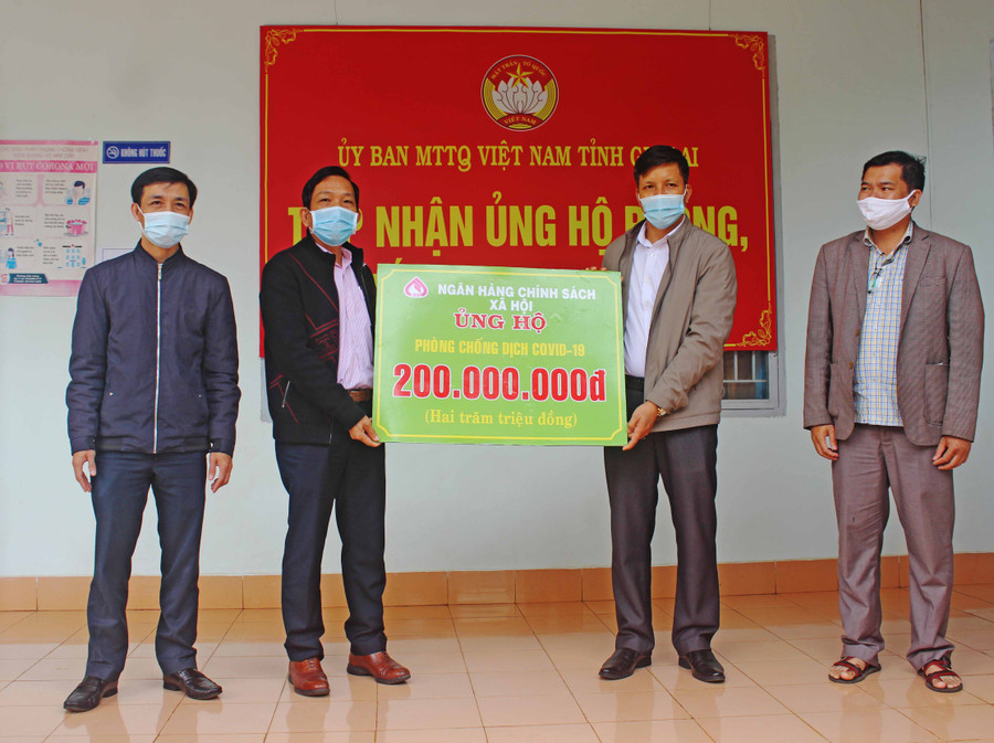 Thừa ủy quyền của Ngân hàng Chính sách Xã hội Việt Nam, ông Lê Văn Chí, Giám đốc NHCSXH tỉnh đã trao tặng 200 triệu đồng ủng hộ công tác phòng chống dịch cho ông Đinh Ngọc Hải, Phó Chủ tịch UBMTTQVN tỉnh