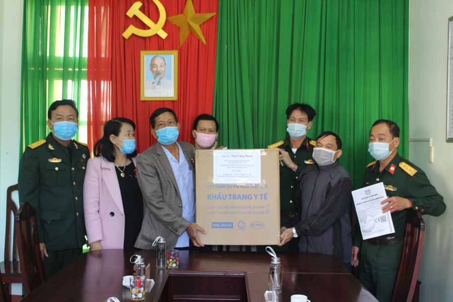 _Hội Cựu chiến binh tỉnh phối hợp tặng 10.000 chiếc khẩu trang y tế cho Ban chỉ đạo phòng-chống dịch Covid-19 Bộ Chỉ huy Quân sự tỉnh. Ảnh P.L