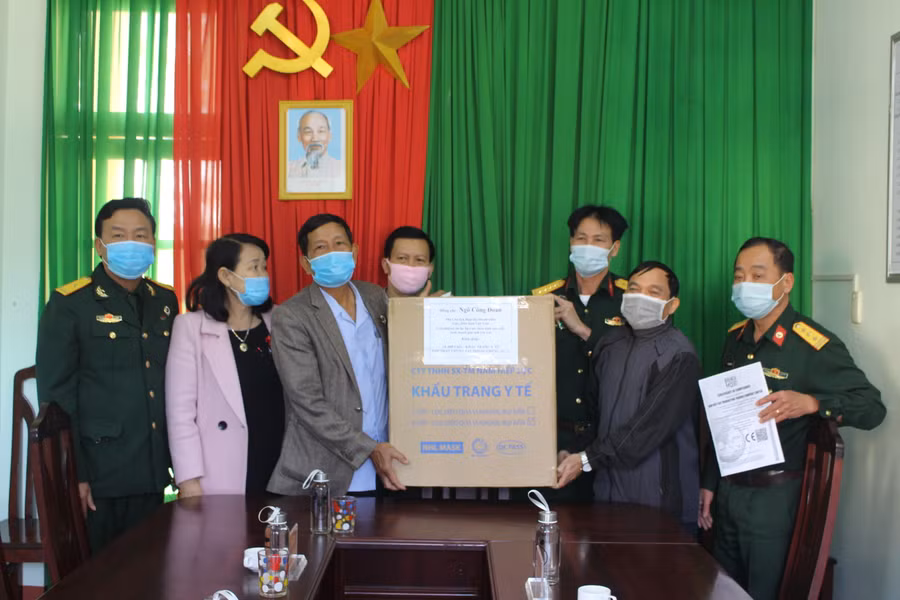 _Hội Cựu chiến binh tỉnh phối hợp tặng 10.000 chiếc khẩu trang y tế cho Ban chỉ đạo phòng-chống dịch Covid-19 Bộ Chỉ huy Quân sự tỉnh. Ảnh P.L