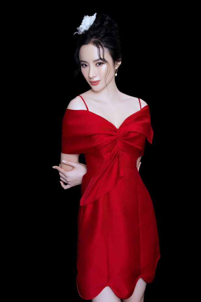 Trong những khoảnh khắc đời thường, Angela Phương Trinh ghi điểm bởi vẻ giản dị. Cô ưu tiên chọn những thiết kế áo dài màu sắc nhã nhặn, kết hợp cùng kiểu tóc búi cao. Vốn là người theo đạo Phật, khoảnh khắc diễn viên Bà mẹ nhí diện đồ lam tham gia các chương trình thiện nguyện cũng “gây sốt