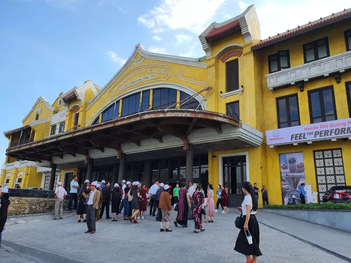 Doanh nghiệp du lịch tiếp tục gặp khó khăn do dịch Covid-19. Trong ảnh: Du khách tham quan một điểm đến ở Quảng Ninh. Doanh nghiệp du lịch tiếp tục gặp khó khăn do dịch Covid-19. Trong ảnh: Du khách tham quan một điểm đến ở Quảng Ninh.