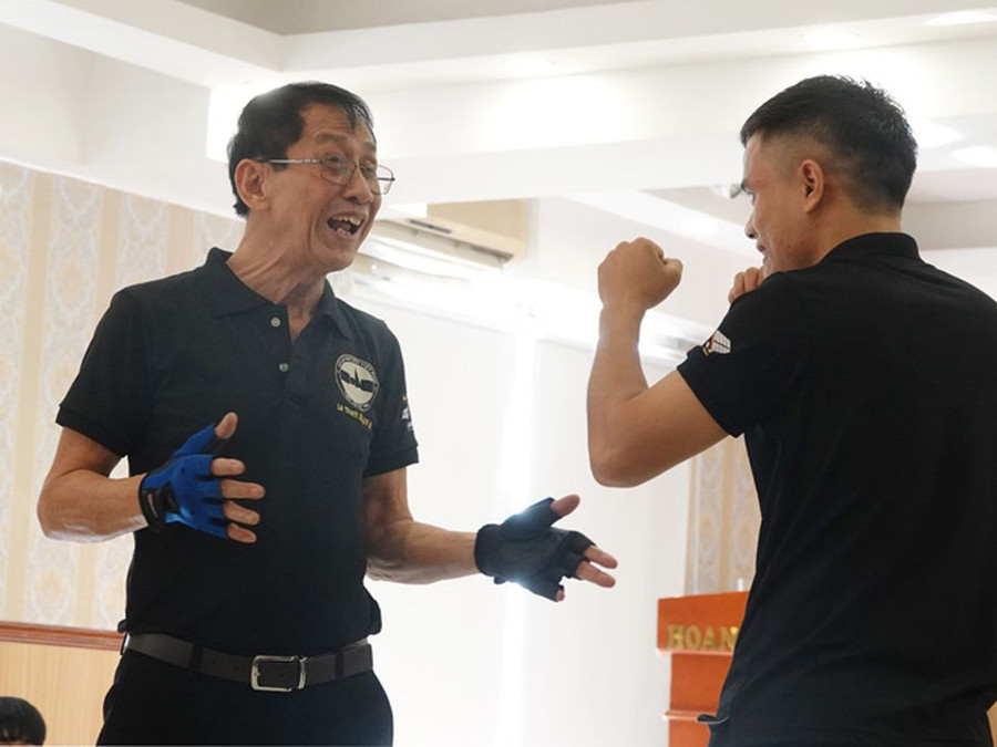 Võ sư Lê Thanh Tùng (bìa trái) huấn luyện các võ sinh nhân dịp hội ngộ võ phái Lê Thanh Huynh Đệ ẢNH: HOÀNG TRỌNG