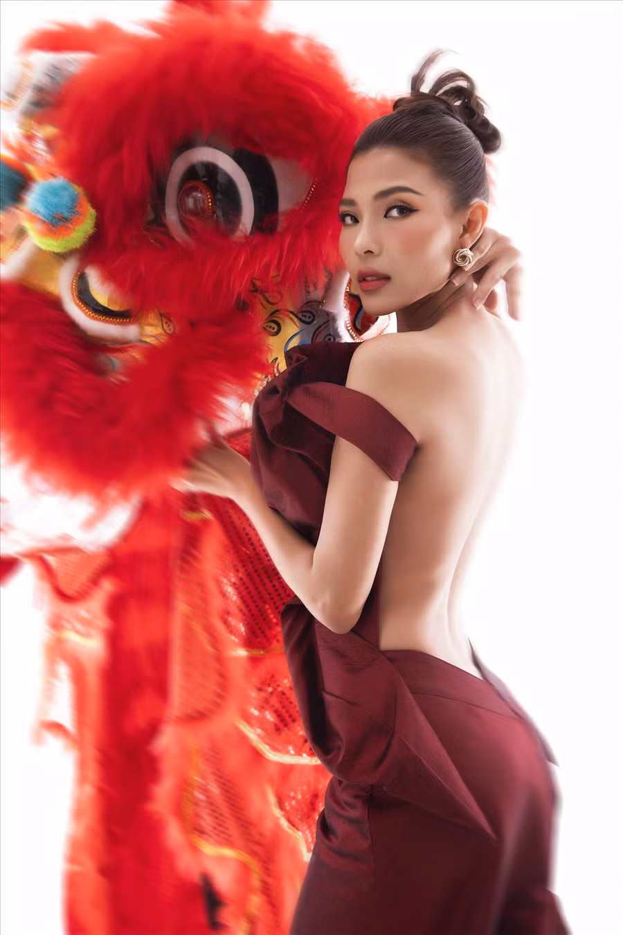 Cũng chính vì thế mà nữ diễn viên liên tục được nhiều lời mời đóng phim. Và Tết này, cô sẽ tham gia 