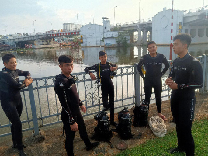  Lực lượng cứu nạn triển khai phương án tìm kiếm người nhảy cầu Chữ Y