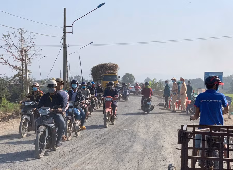 Người và phương tiện qua lại cầu Quý Đức (đoạn giáp ranh giữa huyện Ia Pa và thị xã Ayun Pa) sau khi chốt kiểm dịch được gỡ bỏ. Ảnh: Vũ Chi