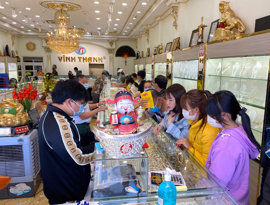 Khảo sát tại một số nơi cho thấy, vàng SJC được bán với giá 5,63 triệu đồng/chỉ; vàng PNJ giá 5,5 triệu đồng/chỉ; vàng 9T9 giá 5,5 triệu đồng/chỉ; vàng 9T8 giá 5,25 triệu đồng/chỉ; vàng nữ trang 18k giá 3,45-4 triệu đồng/chỉ... Giá mua vào-bán ra chênh nhau khoảng 300 ngàn đồng/chỉ.  Khảo sát giá bán tại một số nơi cho thấy, vàng SJC được bán với giá 5,63 triệu đồng/chỉ; PNJ giá 5,5 triệu đồng/chỉ; vàng 9T9 giá 5,5 triệu đồng/chỉ; 9T8 5,25 triệu đồng/chỉ; vàng nữ trang 18k giá 3,45 - 4 triệu đồng/chỉ... Gía mua vào-bán ra chênh nhau khoảng 300 ngàn đồng/chỉ.