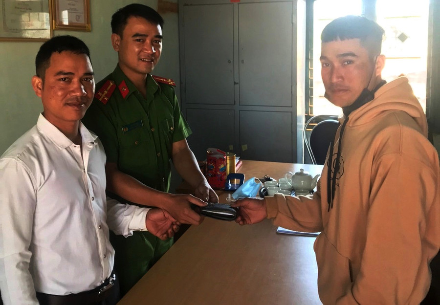  Công an xã Ia Phí đã trả lại tài sản cho anh Hăn. Ảnh: Văn Ngọc