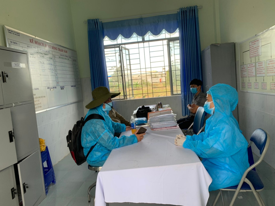 Đội truy vết họp bàn với y, bác sĩ Trạm Y tế phường Hòa Bình (thị xã Ayun Pa) trong công tác thu thập số liệu, rà soát, truy vết F1 tại đại phương.Ảnh.Vũ Chi