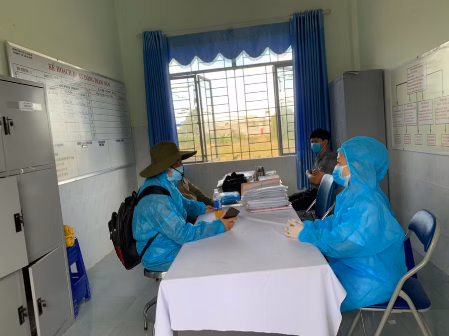 Đội truy vết họp bàn với y, bác sĩ Trạm Y tế phường Hòa Bình (thị xã Ayun Pa) trong công tác thu thập số liệu, rà soát, truy vết F1 tại đại phương.Ảnh.Vũ Chi