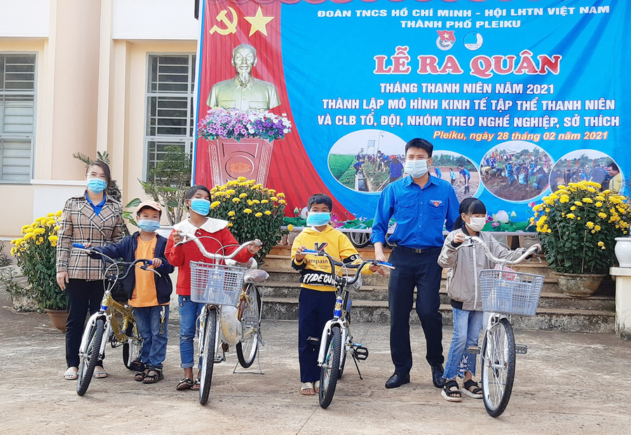 Thành Đoàn Pleiku tặng xe đạp cho các em học sinh khó khăn phường Chi Lăng. Ảnh: Phan Lài