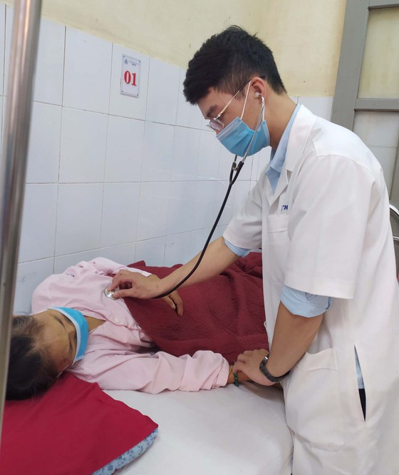 Bác sĩ Phạm Duy Hoàng khám cho bệnh nhân tại Khoa Nội thận Bệnh viện Trung ương Huế Bác sĩ Phạm Duy Hoàng khám cho bệnh nhân tại Khoa Nội thận Bệnh viện Trung ương Huế