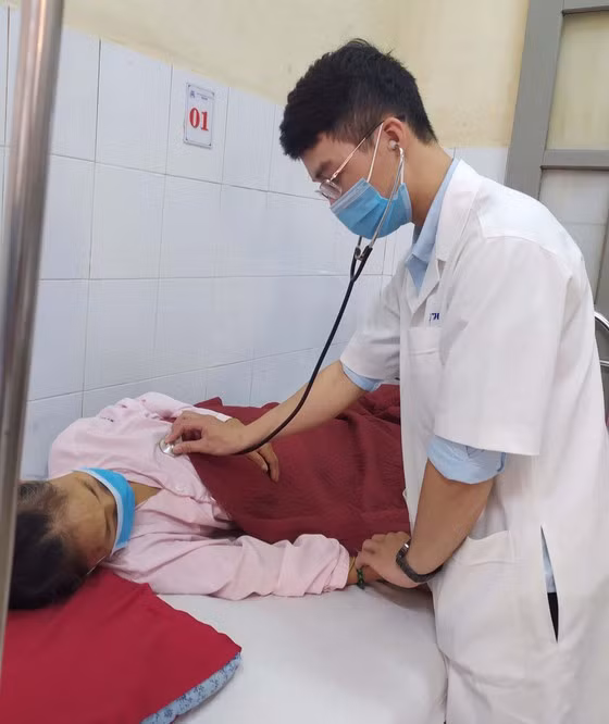  Bác sĩ Phạm Duy Hoàng khám cho bệnh nhân tại Khoa Nội thận Bệnh viện Trung ương Huế