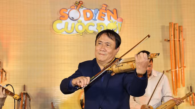 Giảng viên âm nhạc với niềm đam mê chế tác nhạc cụ bằng tre nứa hay cả bầu khô