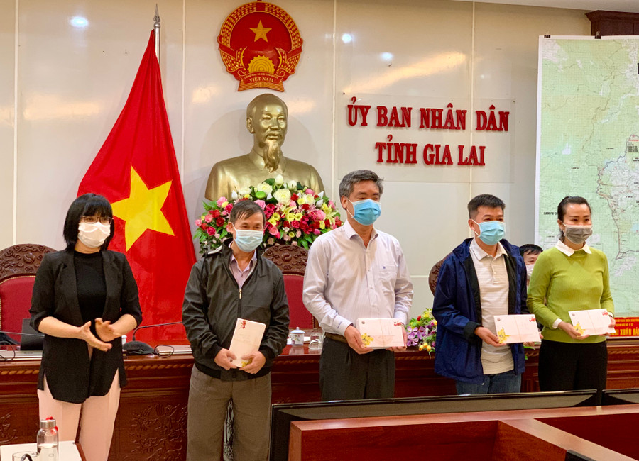 Phó Chủ tịch UBND tỉnh Nguyễn Thị Thanh Lịch gửi món quà nhỏ cám ơn các đoàn công tác đã tiếp sức Gia Lai trong phòng-chống dịch Ảnh: Như Nguyện 