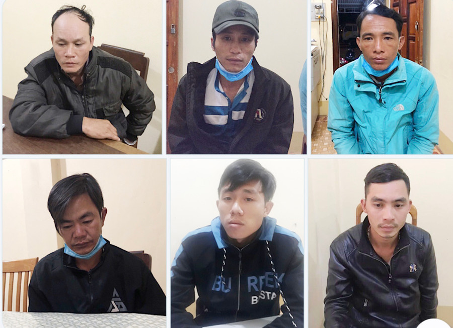 Công an huyện Đak Đoa quyết liệt ngăn chặn tệ nạn cờ bạc ảnh 1 6 đối tượng bị bắt giữ vì chơi xóc đĩa ở xã Hải Yang (huyện Đak Đoa). Ảnh: Văn Ngọc