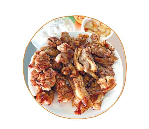 Chả và thịt ba chỉ nướng trong món bún chả Hà Nội, muốn ngon phải có bí quyết riêng. Ảnh: Hà Duy