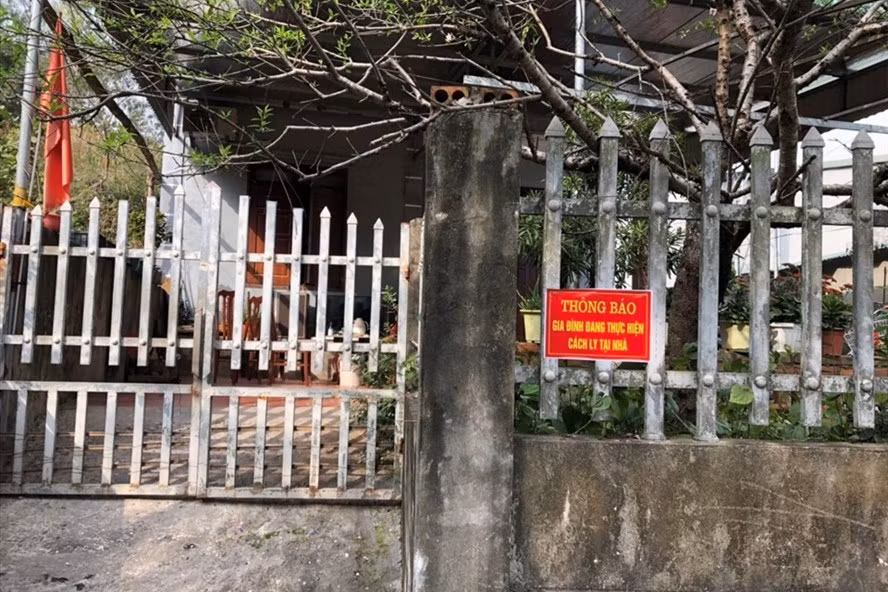 Các gia đình có người thuộc diện cách ly tại nhà đều có biển gắn trước nhà để thông báo khi khách đến. Ảnh: Nguyễn Hùng