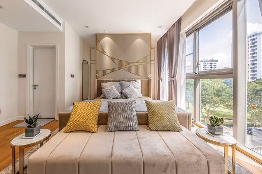 Phòng ngủ chính được cải tạo kết hợp từ hai phòng ngủ nhỏ ban đầu. Vách đầu giường được trang trí với những họa tiết cong uốn lượn.