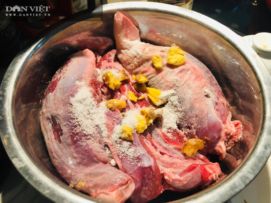 Rửa thịt với muối biển và gừng Rửa thịt với muối biển và gừng