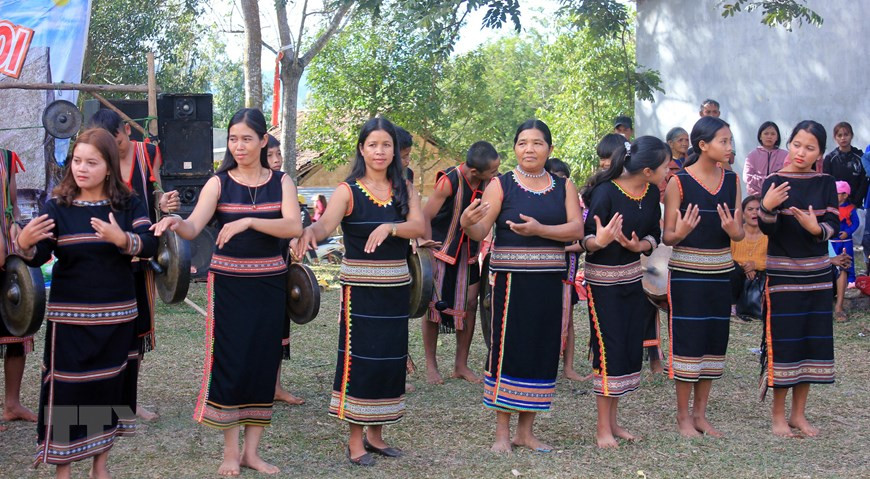 Những người phụ nữ trong trang phục truyền thống múa xoang tại lễ hội. (Ảnh: Khoa Chương/TTXVN)
