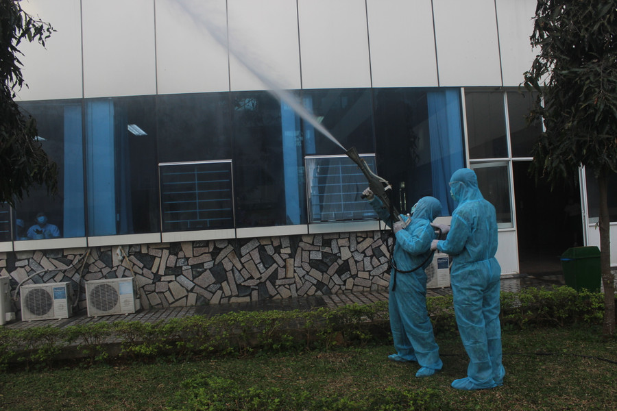 Phun thuốc khử khuẩn tại Bệnh viện Y Dược Hoàng Anh Gia Lai- Ảnh: Chu Hoài