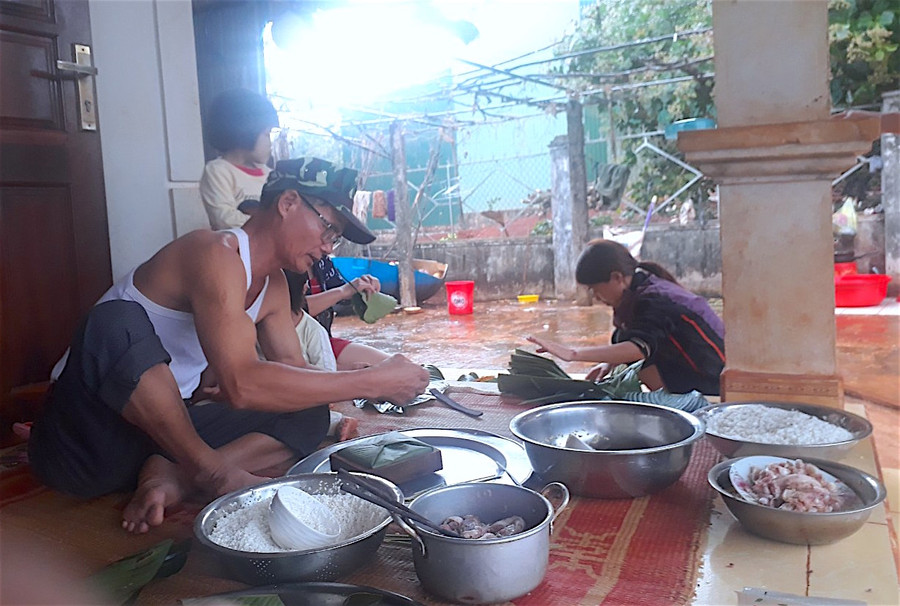 Gác lại việc đồng áng, người dân ở xã biên giới Ia Krai (huyện Ia Grai) tranh thủ gói bánh chưng, bánh tét cho ngày Tết. Ảnh: Nguyễn Tú  Gác lại việc đồng áng, người dân ở xã biên giới Ia Krai (huyện Ia Grai) tranh thủ gói bánh chưng, bánh tét cho dư vị ngày Tết thêm ấm cúng, đủ đầy. Ảnh: Nguyễn Tú.