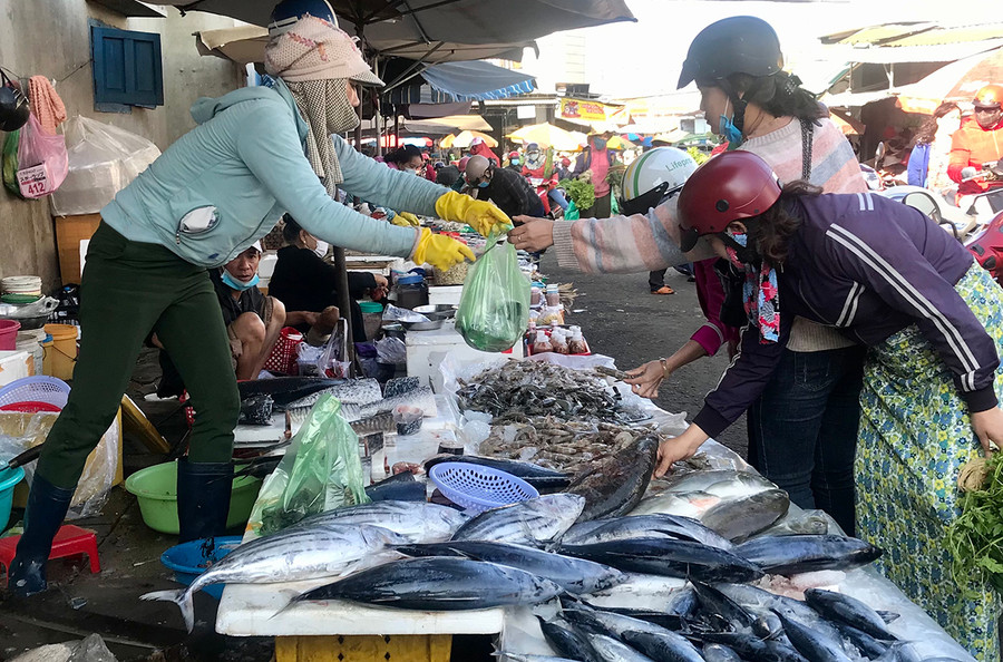  Hải sản là mặt hàng có sức tiêu thụ mạnh sau Tết. Ảnh: Vũ Thảo