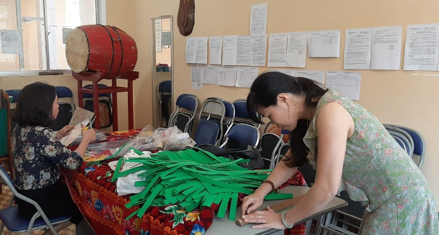 Đoàn viên, thanh niên đang hoàn thành 1.000 kính chống bắn giọt để hỗ trợ các đơn vị bạn chống dịch. (ảnh 3)