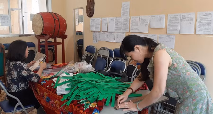 Đoàn viên, thanh niên đang hoàn thành 1.000 kính chống bắn giọt để hỗ trợ các đơn vị bạn chống dịch. (ảnh 3)