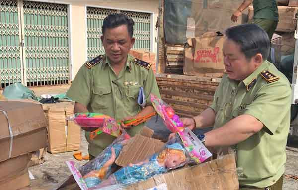 Lực lượng Quản lý Thị trường kiểm đếm hàng hóa vi phạm bị tịch thu trước khi đưa đi tiêu hủy. Ảnh: Vũ Thảo