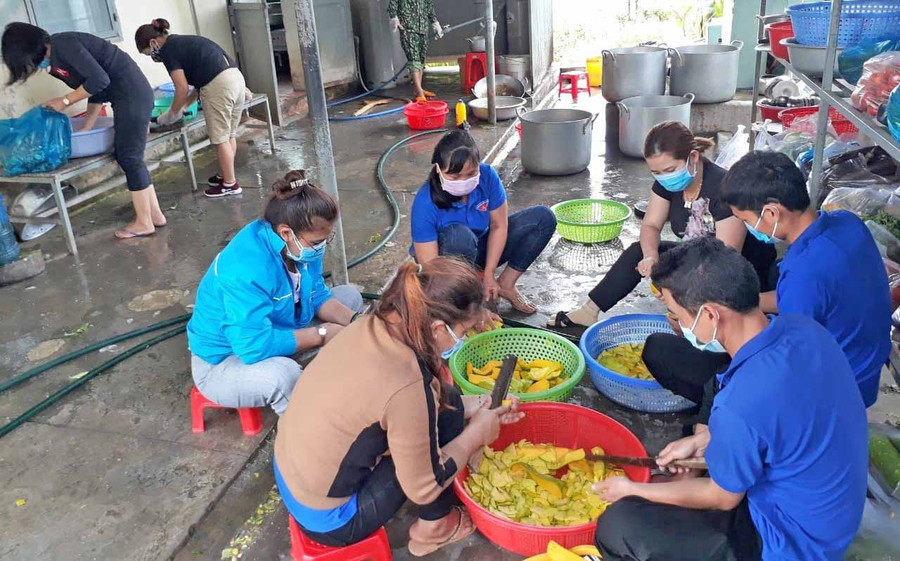 Lực lượng đoàn viên thanh niên nấu hàng trăm khẩu phần ăn để tặng cho người dân tại khu vực cách ly. Ảnh: Hà Phương