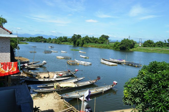 Xóm nuôi cá lồng ở thôn Văn Trị, xã Hải Phong