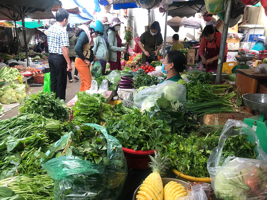 Giá các loại rau hầu hết không tăng so với ngày thường. Ảnh: Vũ Thảo