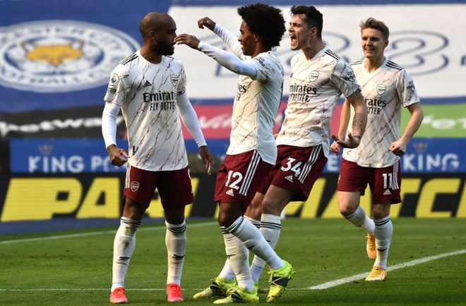 Willian mừng đồng đội ghi bàn thắng - Ảnh: AFP  Willian mừng đồng đội ghi bàn thắng - Ảnh: AFP