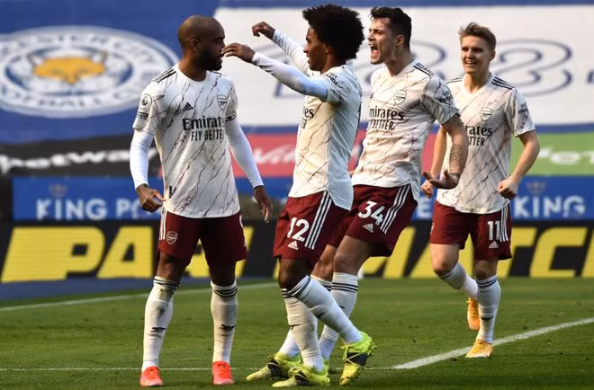  Willian mừng đồng đội ghi bàn thắng - Ảnh: AFP