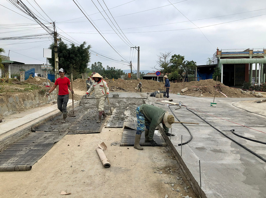 Làm đường giao thông nông thôn ở thị xã An Khê. Ảnh: Lê Nam