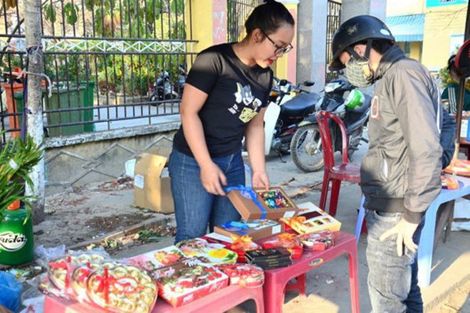 Thay vì những món quà socolate, người trẻ năm nay chọn những món quà online để tặng người yêu vì không thế gặp nhau do dịch Covid-19. HOA NỮ